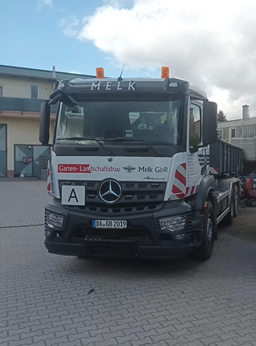 Ein Wechselladerfahrzeug der Marke Daimler Trucks für Transportdienstleistungen der Firma Garten- Landschaftsbau Melk GbR Griesheim